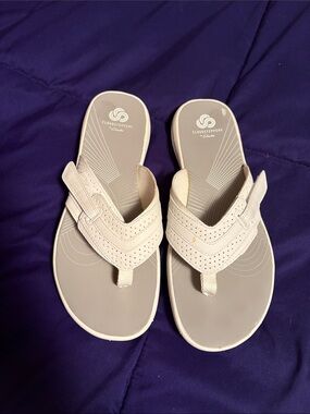 Clarks Cloudsteppers Women’s Light Beige Perforated Thong Sandals